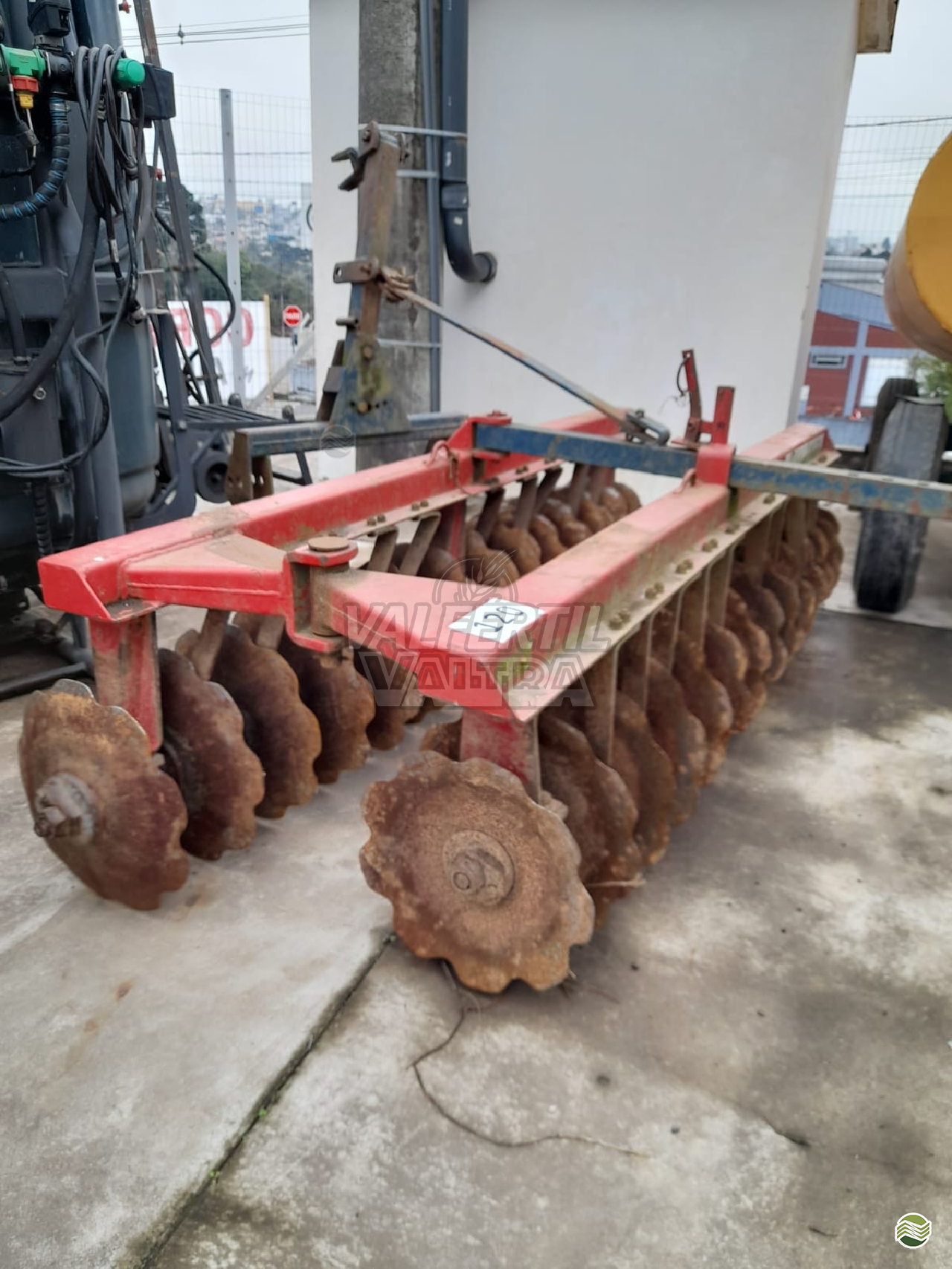 NIVELADORA 28 DISCOS de Valfértil Máquinas Agrícolas - Valtra